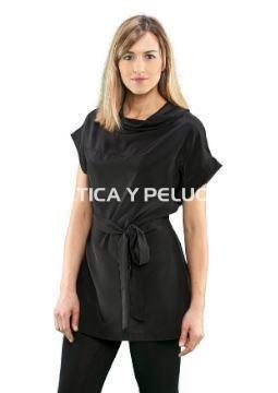 Camiseta larga negra cuello cisne peluquería y estética - Imagen 2