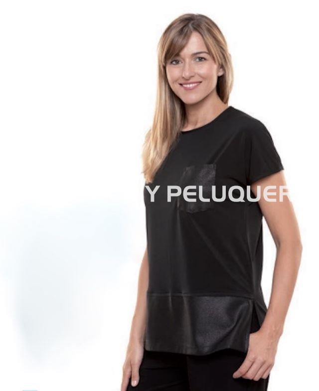 Camiseta negra con bolsillo en pecho peluquería y estética - Imagen 1