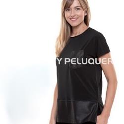 Camiseta negra con bolsillo en pecho peluquería y estética - Imagen 1