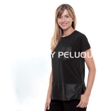 Camiseta negra con bolsillo en pecho peluquería y estética - Imagen 1