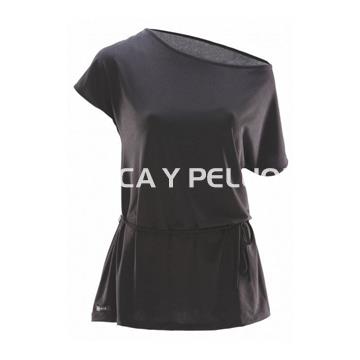 Camiseta negra con cinta peluquería y estética - Imagen 1