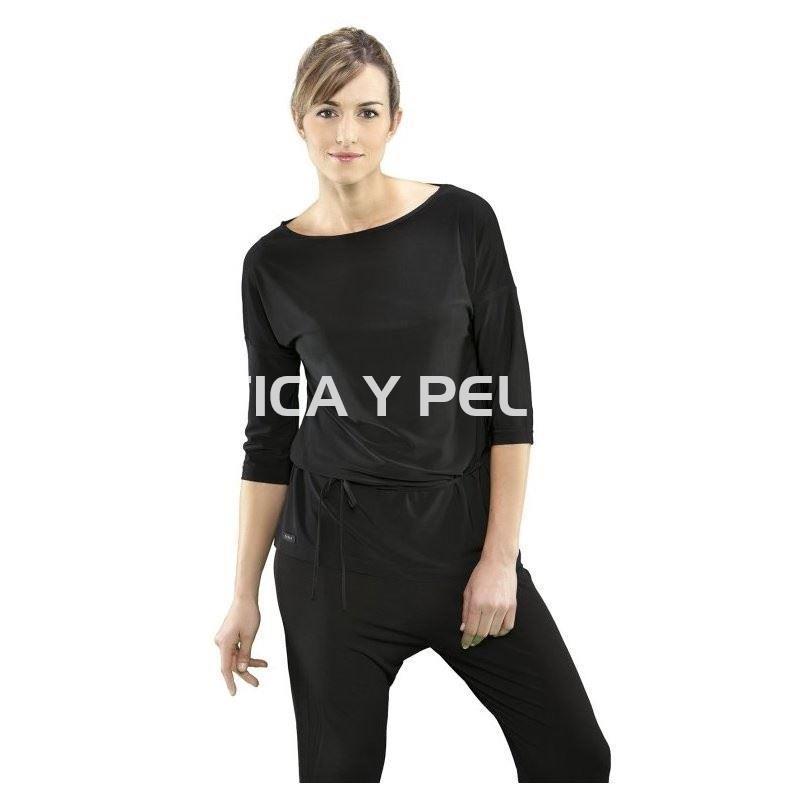 Camiseta negra con cinta peluquería y estética - Imagen 1